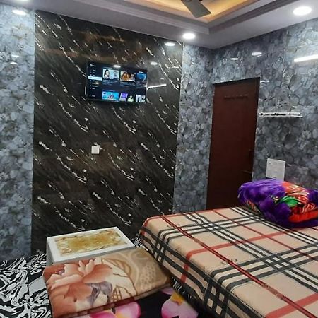 Aggarwal Luxury Room With Private Kitchen Washroom And Balcony Along With Fridge, Ac, Android Tv, Wifi In Main Lajpat Nagar New Delhi Luaran gambar