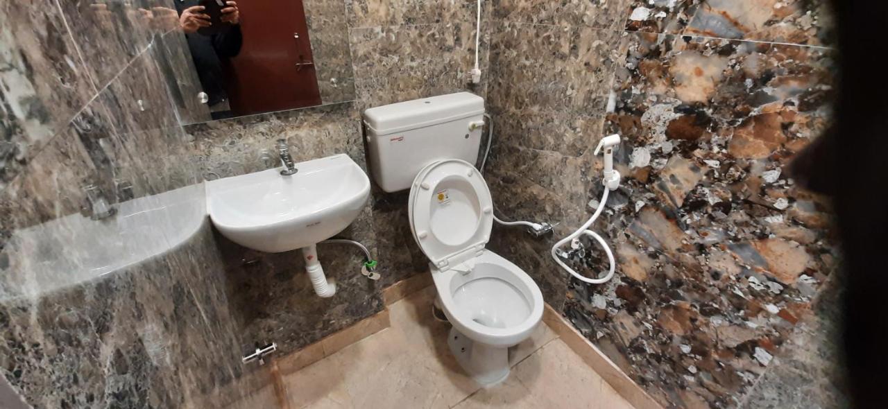 Aggarwal Luxury Room With Private Kitchen Washroom And Balcony Along With Fridge, Ac, Android Tv, Wifi In Main Lajpat Nagar New Delhi Luaran gambar